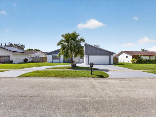 9428 Nw 46th Ct, Sunrise, FL, 33351-5112 | Card Image