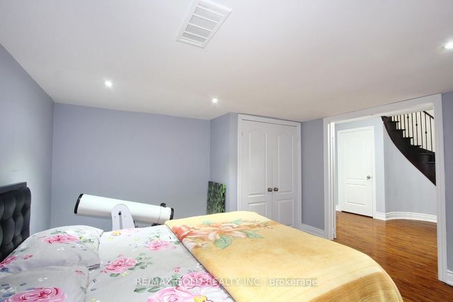 14 Ladbrook Cres, House other with 7 bedrooms, 5 bathrooms and 4 parking in Brampton ON | Image 37