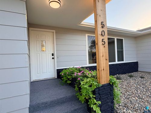 505 E 5th St, Colton, SD, 57018-2277 | Card Image