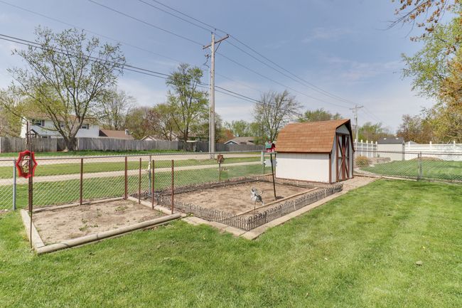 34 Pembrook Cir, House other with 3 bedrooms, 2 bathrooms and 2 parking in Bloomington IL | Image 28
