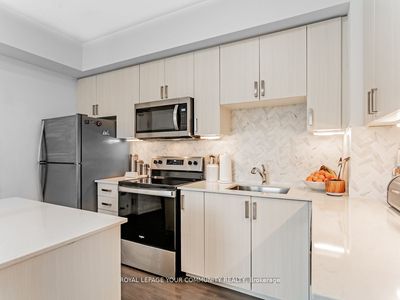 D704 - 5289 7 Highway, Condo with 3 bedrooms, 2 bathrooms and 2 parking in Vaughan ON | Image 3