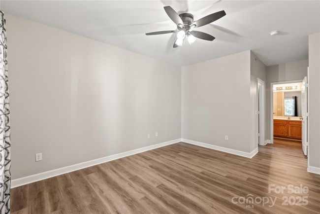 Spacious primary wing. | Image 27