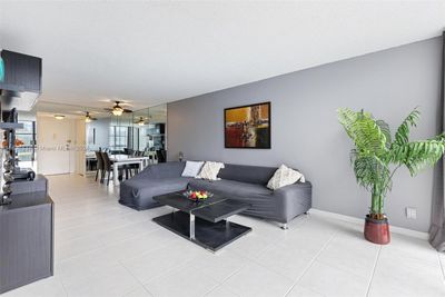 224 - 1000 Parkview Dr, Condo with 2 bedrooms, 1 bathrooms and null parking in Hallandale Beach FL | Image 3