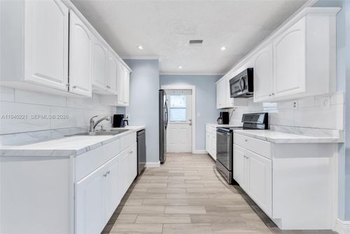 660 Ne 59th Ct, Oakland Park, FL, 33334-3554 | Card Image