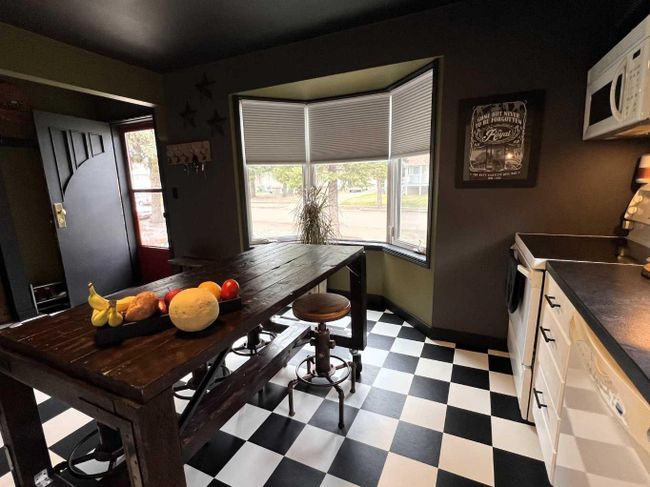 1946 15 Avenue Se, Home with 3 bedrooms, 2 bathrooms and 2 parking in Medicine Hat AB | Image 6
