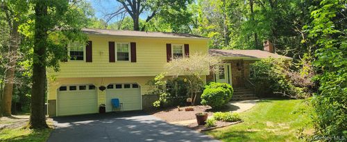 32 Queen Anne Ln, Wappingers Falls, NY, 12590-6015 | Card Image