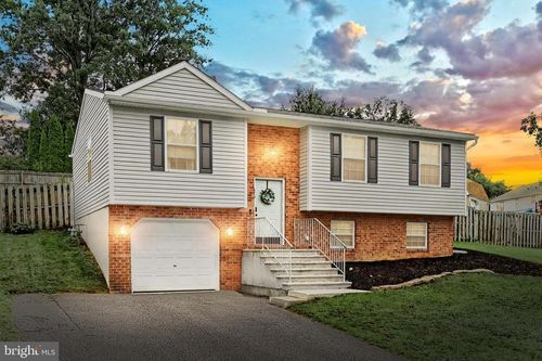 470 Crossing Way, Manchester, PA, 17345-1541 | Card Image