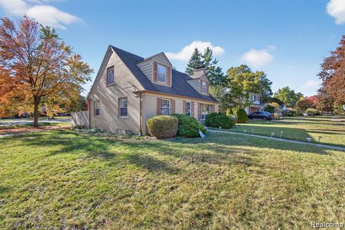 28025 Sunset Blvd W, Lathrup Village, MI, 48076-7016 | Card Image