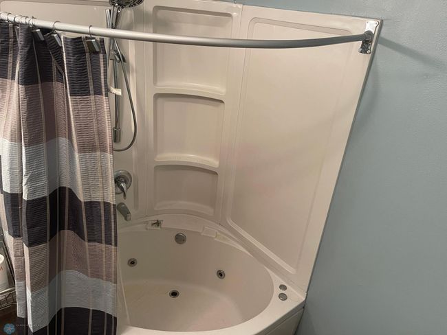 Upstairs full bath | Image 21