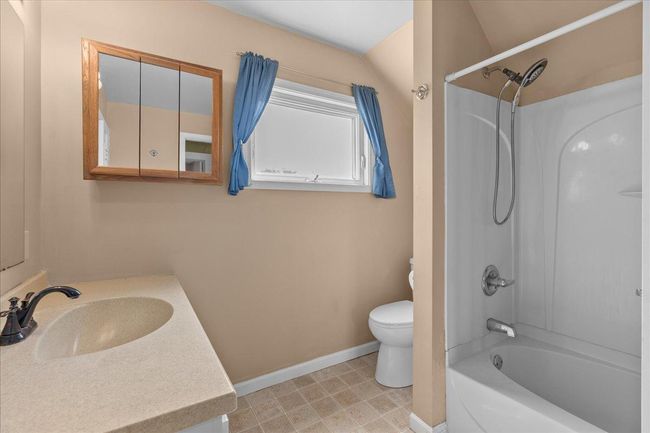 Full bath in upper level | Image 15