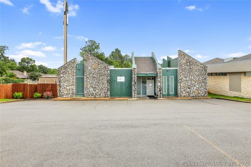 7935 E 57th St, Tulsa, OK, 74145-8622 | Card Image