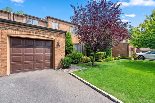 95 Windsor Gate Dr, New Hyde Park, NY, 11040-1066 | Card Image