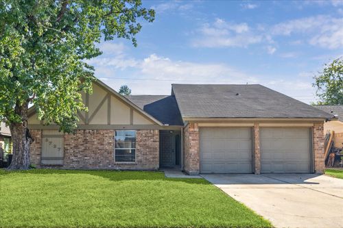 5727 Longforest Dr, Houston, TX, 77088-1206 | Card Image
