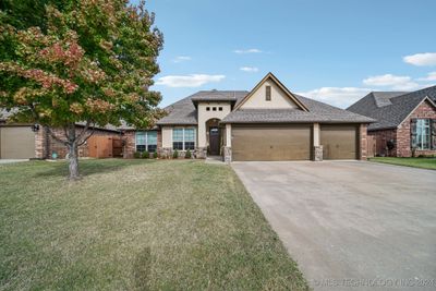 7613 E 82nd Place, House other with 4 bedrooms, 2 bathrooms and null parking in Owasso OK | Image 2