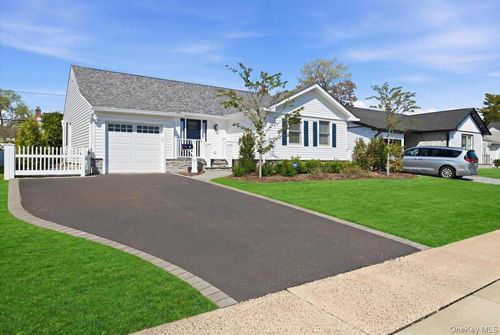 26 Clearland Ave, Carle Place, NY, 11514-1411 | Card Image