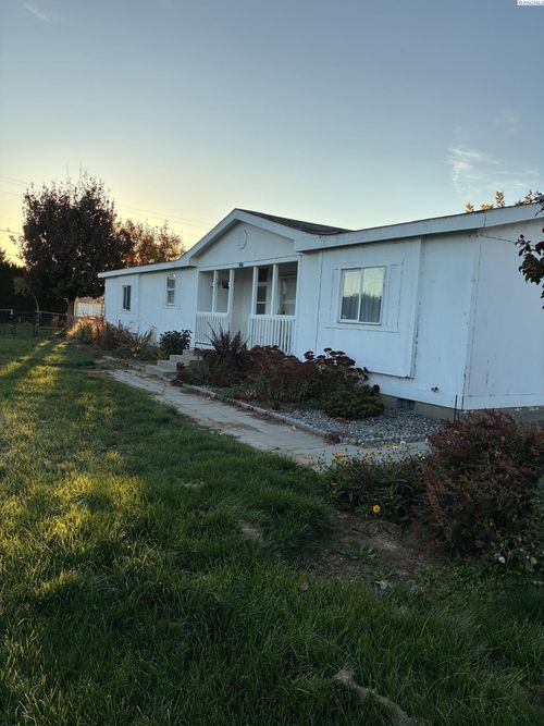 605 Dean Ave, Granger, WA, 98932-9782 | Card Image