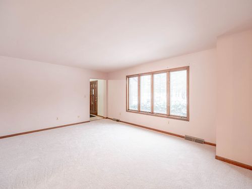 9515 Butternut Dr, Crystal Lake, IL, 60014-3914 | Card Image