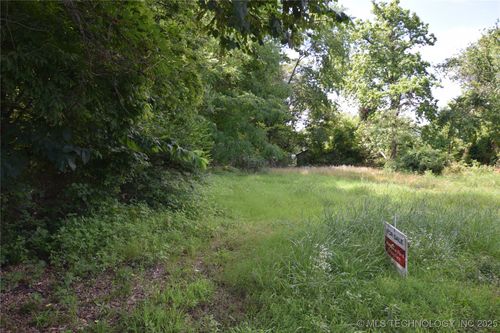 320 E Oak St, Stilwell, OK, 74960-4016 | Card Image