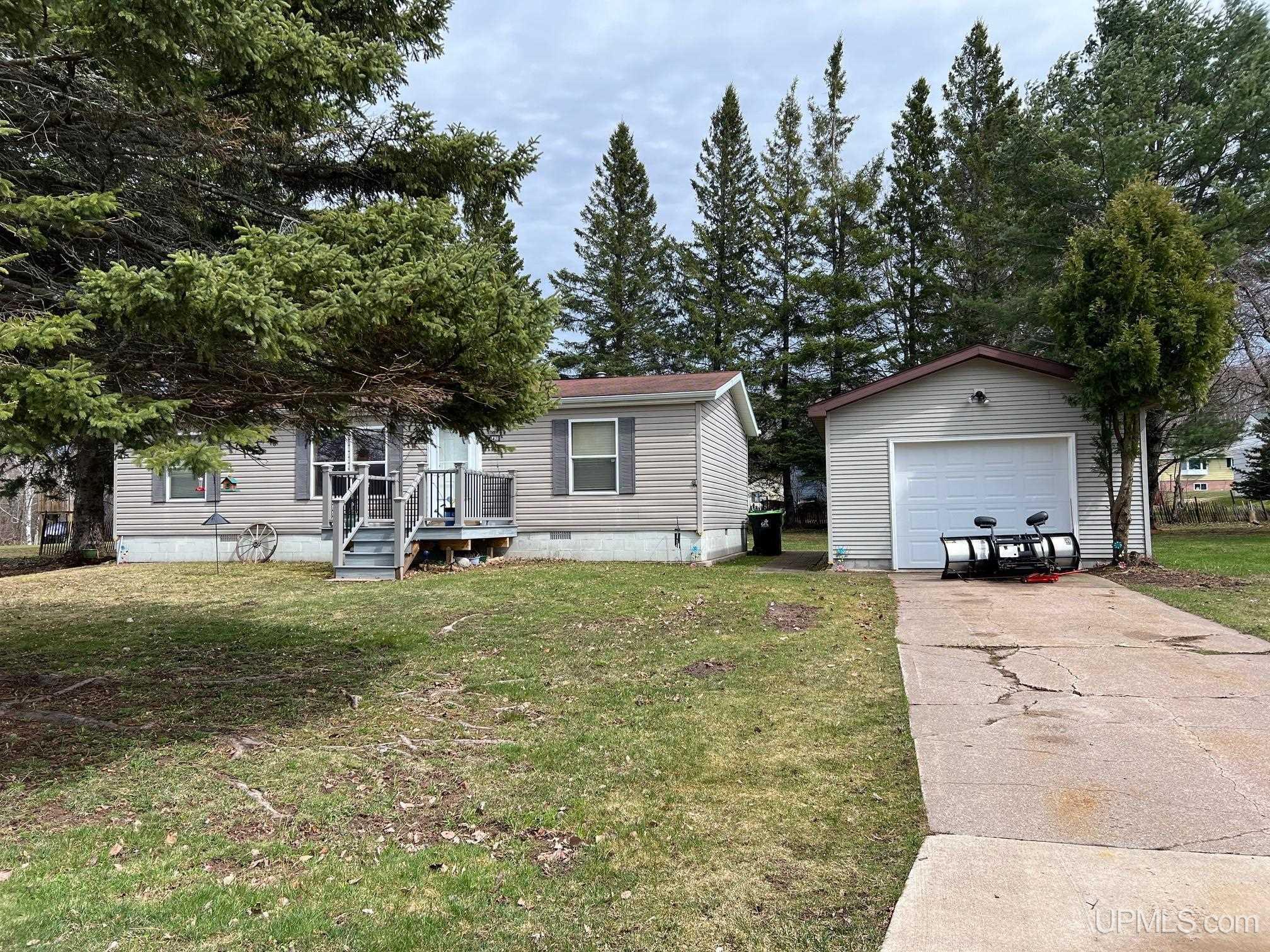 Center St, Munising, MI 49862