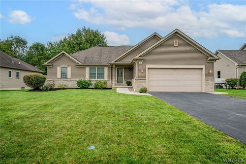 8 Nicholas Ln, Lancaster, NY, 14086-9494 | Card Image