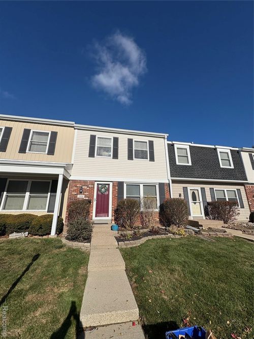 1030 Larson Ct, Rochester Hills, MI, 48307-3011 | Card Image