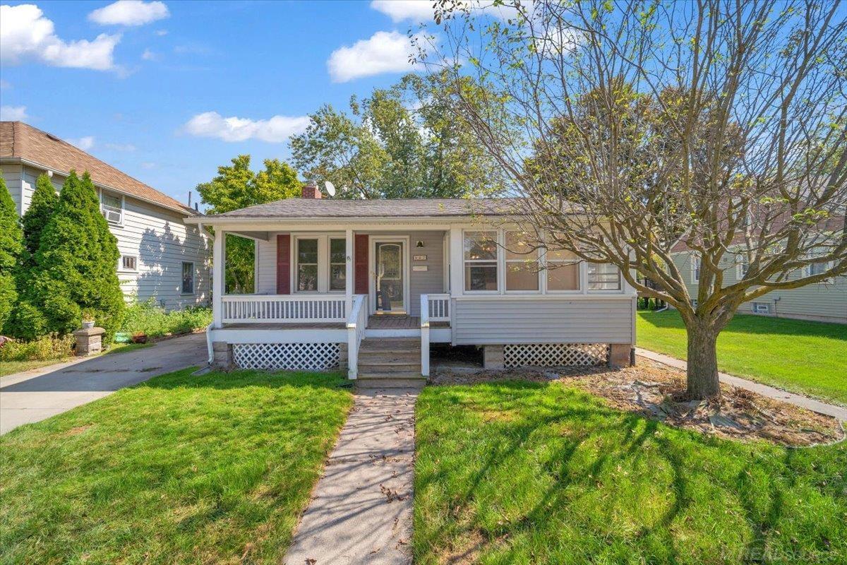 Elizabeth St, Marine City, MI 48039