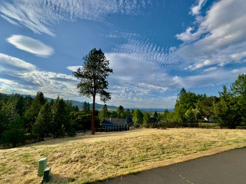 825 Royal Ln, Jacksonville, OR, 97530-9457 | Card Image