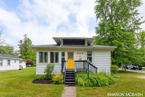658 Allegan St, Saugatuck, MI, 49453-9719 | Card Image