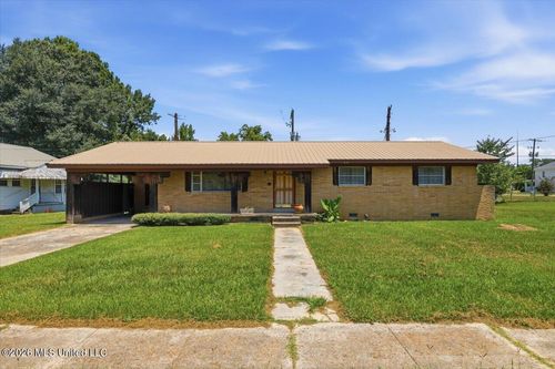 107 W Bell Ave, Mendenhall, MS, 39114-3701 | Card Image
