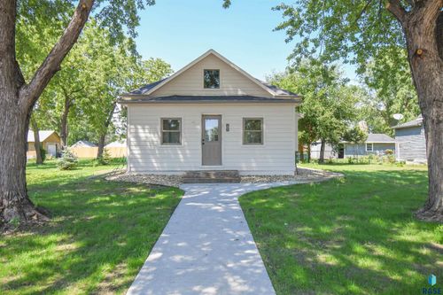 512 W Elm St Street, Canistota, SD, 57012 | Card Image