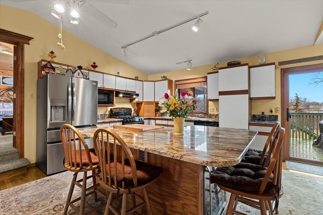 Kitchen w/ Island | Image 5