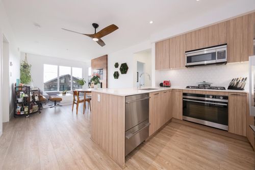 404-1061 Marine Dr, North Vancouver, BC, V7P1S6 | Card Image