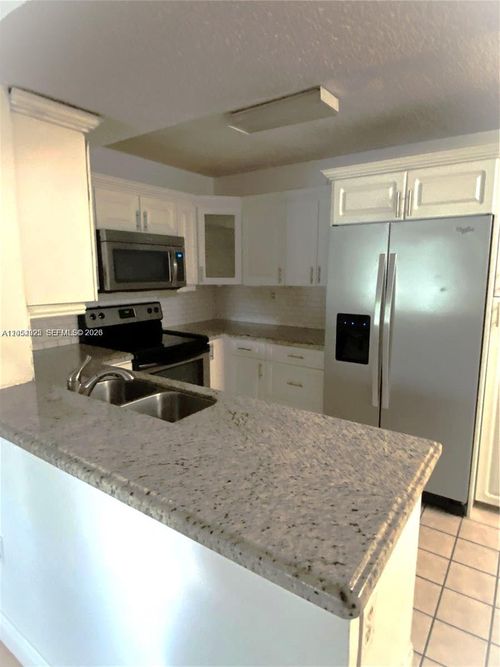 208-300 Palm Cir W, Pembroke Pines, FL, 33025-4614 | Card Image