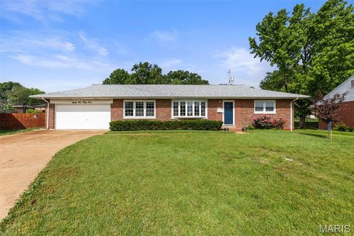 8553 Craighill Dr, Saint Louis, MO, 63123-2243 | Card Image