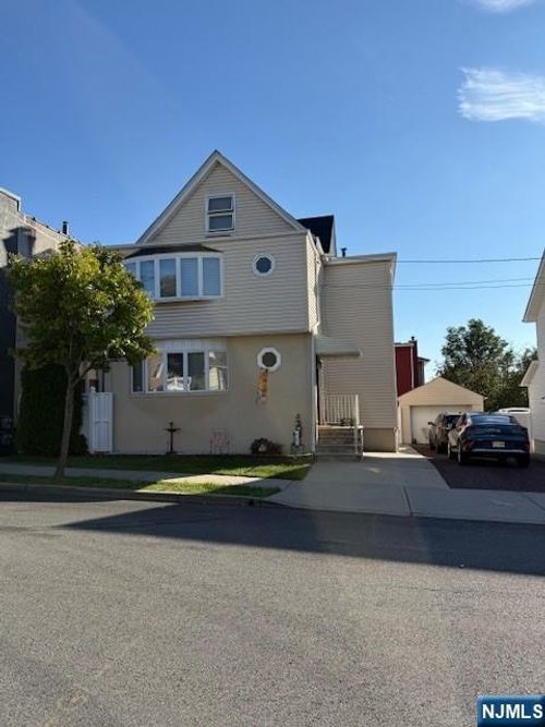 592 Central Ave, Carlstadt, NJ, 07072-1541 | Card Image