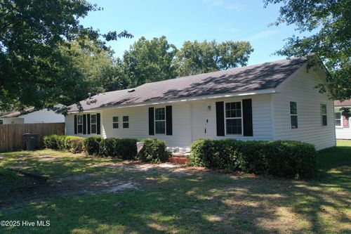 201 Gum St, Bladenboro, NC, 28320-6355 | Card Image