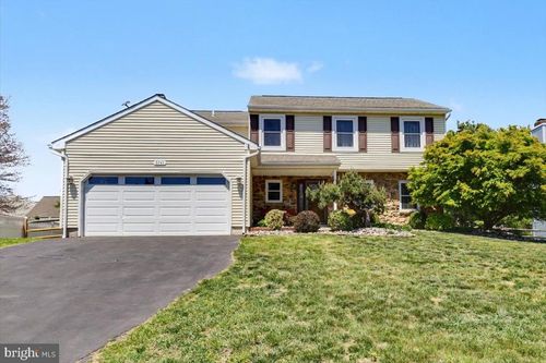 2245 Donna Ln, Sanatoga, PA, 19464-2636 | Card Image