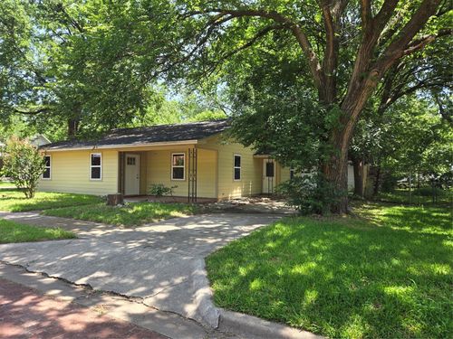 818 N Commerce St, Gainesville, TX, 76240-3215 | Card Image
