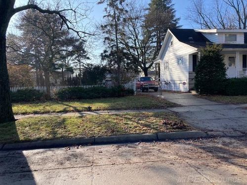 8442 Central, Center Line, MI, 48015-1576 | Card Image