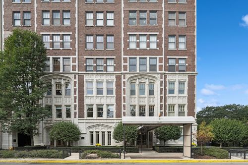 11d-2440 N Lakeview Ave, Chicago, IL, 60614-2872 | Card Image