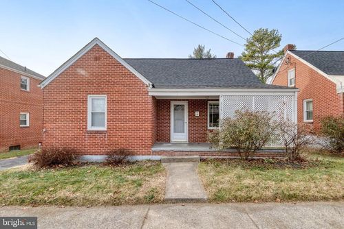 517 W King St, STRASBURG, VA, 22657-2009 | Card Image