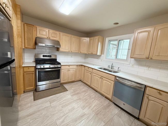 Kitchen | Image 12