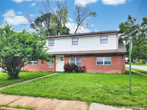 8201 Braddock Dr, Saint Louis, MO, 63132-2704 | Card Image