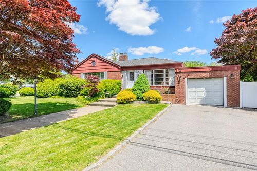 511 Milligan Ln, West Islip, NY, 11795-3412 | Card Image