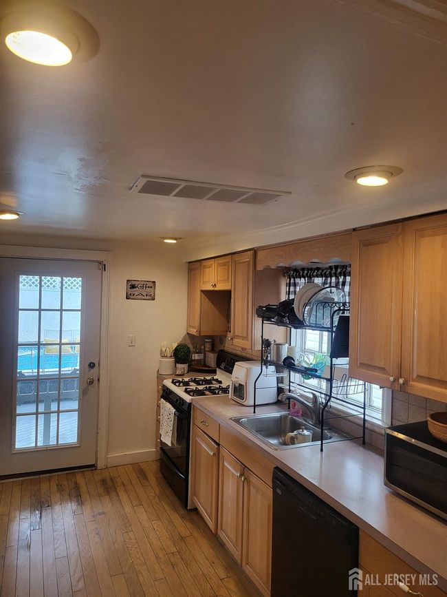 72 High St, House other with 2 bedrooms, 3 bathrooms and null parking in Perth Amboy NJ | Image 21