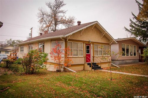 515 1st St E, Shaunavon, SK, S0N2M0 | Card Image