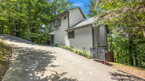 1523 Gillespie Way, Gatlinburg, TN, 37738-3708 | Card Image