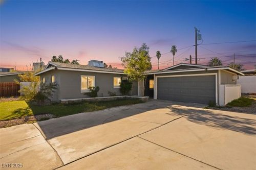 4044 Pepe Cir, Las Vegas, NV, 89121-1707 | Card Image