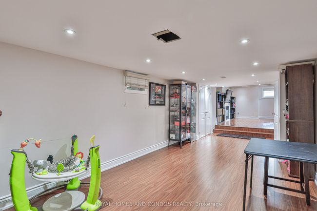 1075 Glengrove Ave, House other with 4 bedrooms, 3 bathrooms and 4 parking in North York ON | Image 32