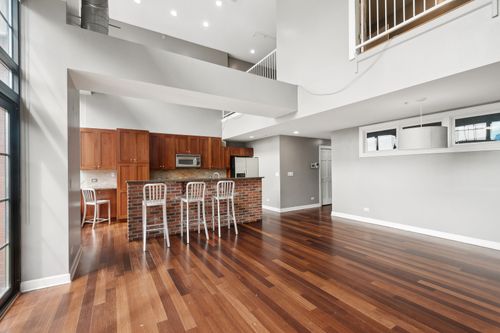 4e-70 E 18th St, Chicago, IL, 60616-4440 | Card Image